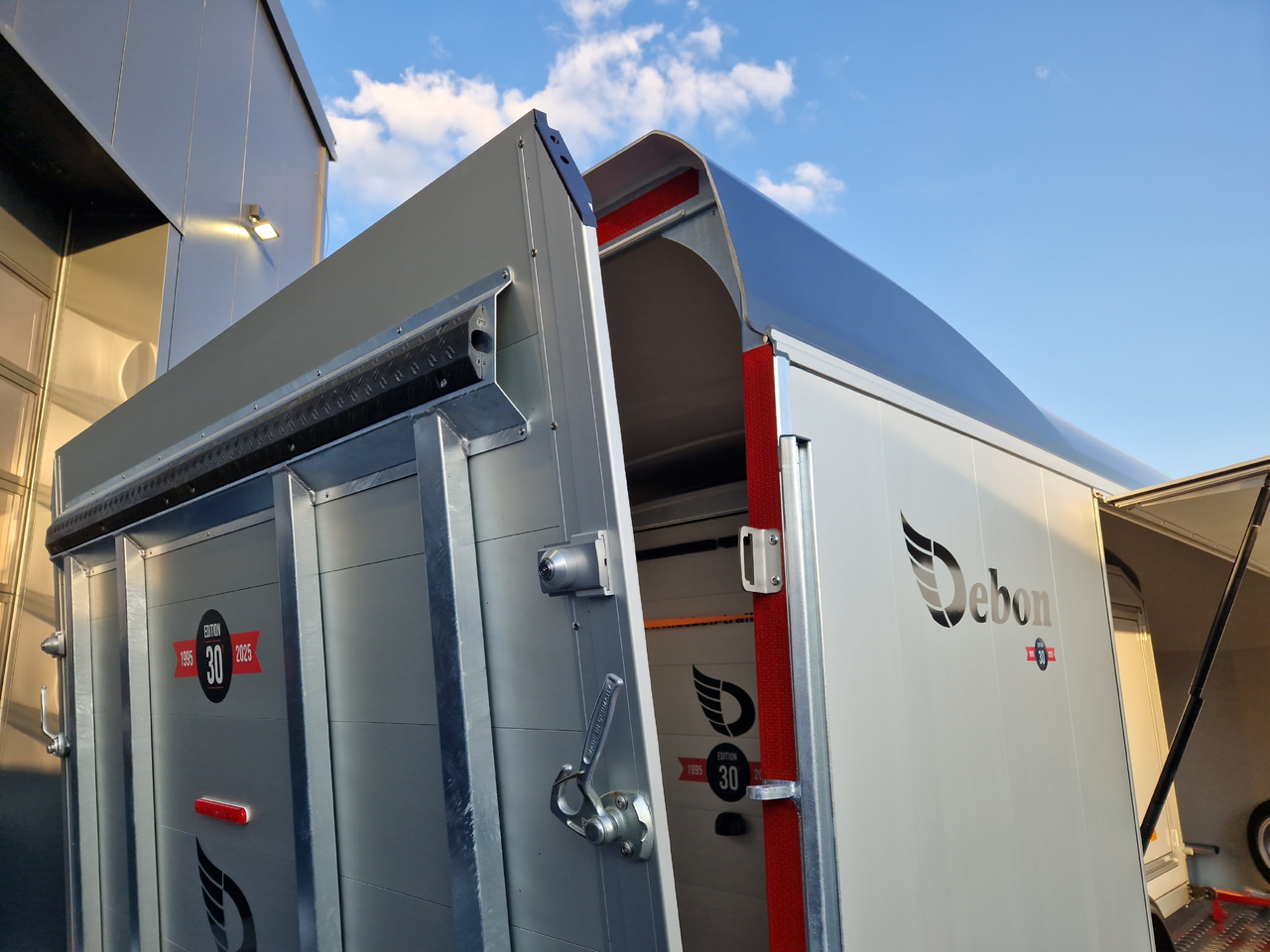 Приколка за продажба на добра Cargo Roadster 2000 550x220x204cm Poly black Car Pullman 3500kg Edition Vollausstattung: слика 7 Приколка за продажба на добра Cargo Roadster 2000 550x220x204cm Poly black Car Pullman 3500kg Edition Vollausstattung: слика 7