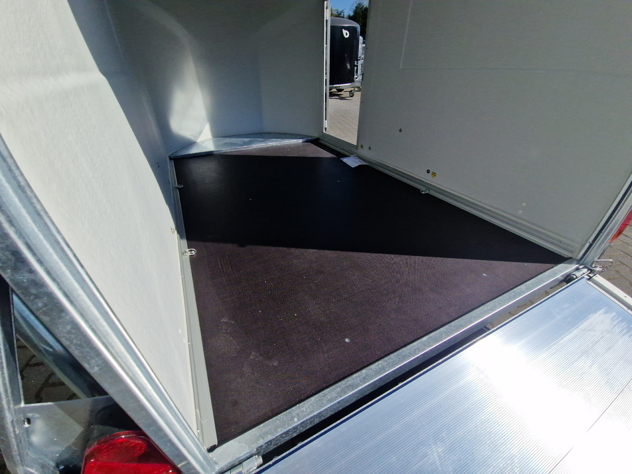 Debon Cargo 1300 300x152x168cm royal blau Seitentür Alufelgen Pullman 1300kg 100km/H Modell 2025 - Автомобил приколка: слика 4 Debon Cargo 1300 300x152x168cm royal blau Seitentür Alufelgen Pullman 1300kg 100km/H Modell 2025 - Автомобил приколка: слика 4