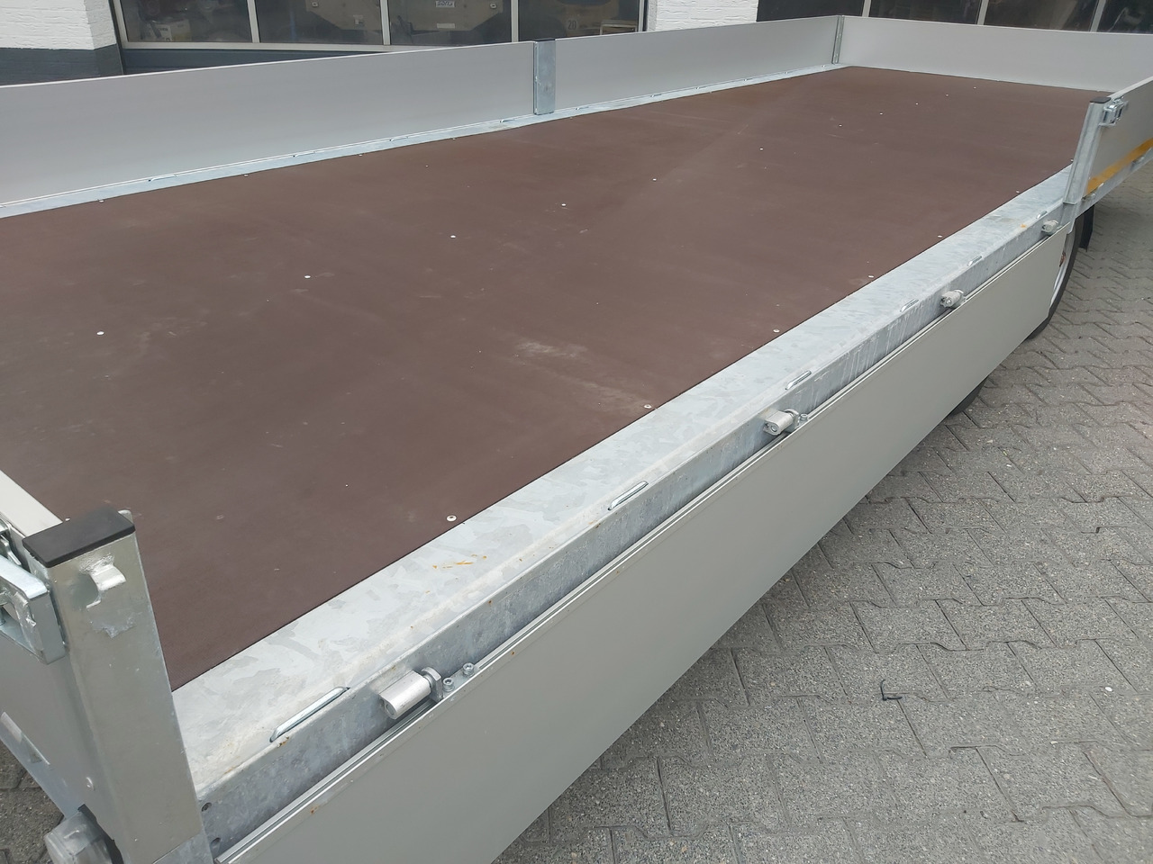 Hochlader 556x200x30cm 13" niedrig Fahrwerk 3500kg Abverkauf Aktion - Приколка платформа: слика 4 Hochlader 556x200x30cm 13" niedrig Fahrwerk 3500kg Abverkauf Aktion - Приколка платформа: слика 4