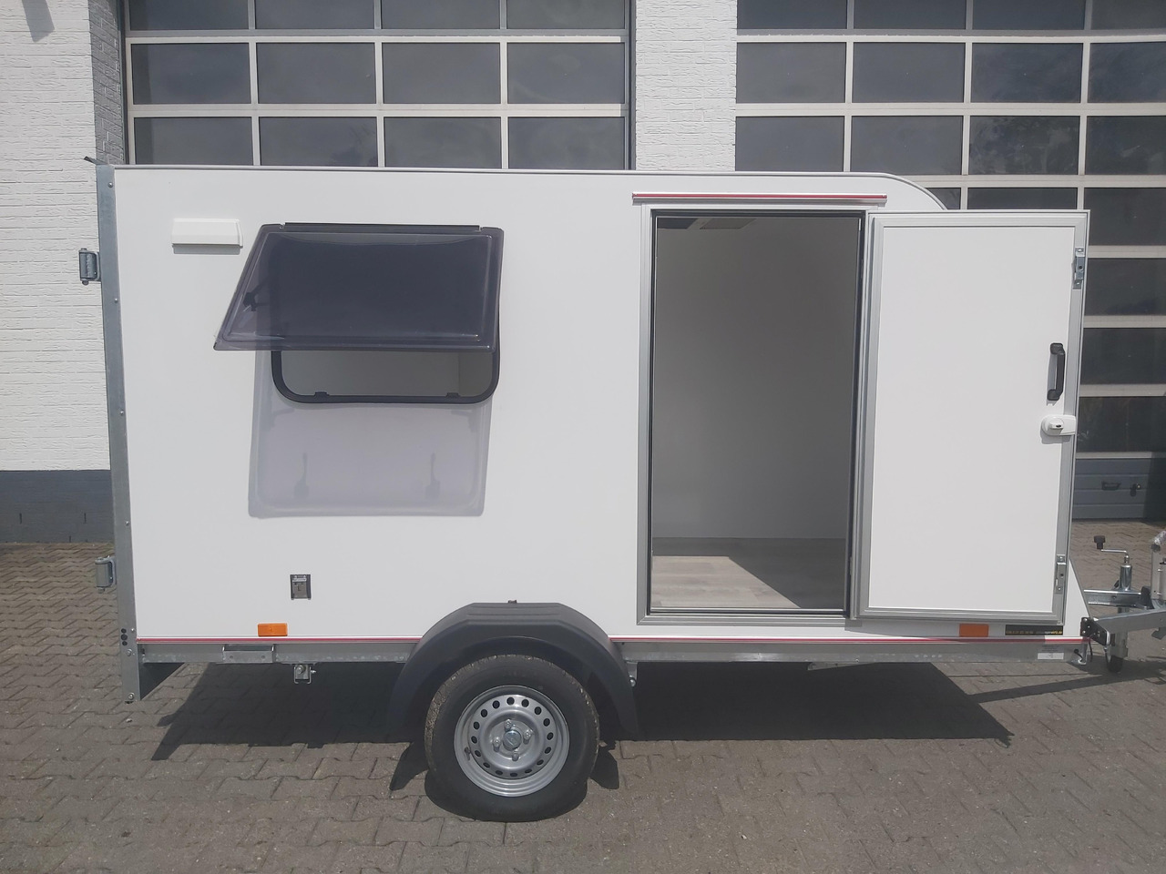 Kargo Camp TFS S Midi 320x150x150cm aero Seitentür Fenster Strom 230V (S) 750kg gebremst Modell 22 - Камп приколка: слика 4 Kargo Camp TFS S Midi 320x150x150cm aero Seitentür Fenster Strom 230V (S) 750kg gebremst Modell 22 - Камп приколка: слика 4