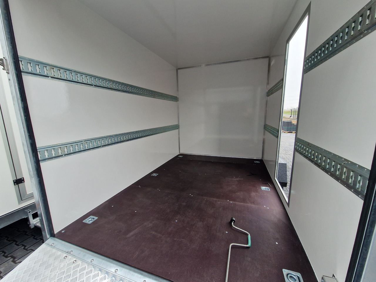 Koffer Sport Camp TFS 550.01 550x200x210cm Laderaum ST & Wohnabteil 2700kg - Камп приколка: слика 5 Koffer Sport Camp TFS 550.01 550x200x210cm Laderaum ST & Wohnabteil 2700kg - Камп приколка: слика 5