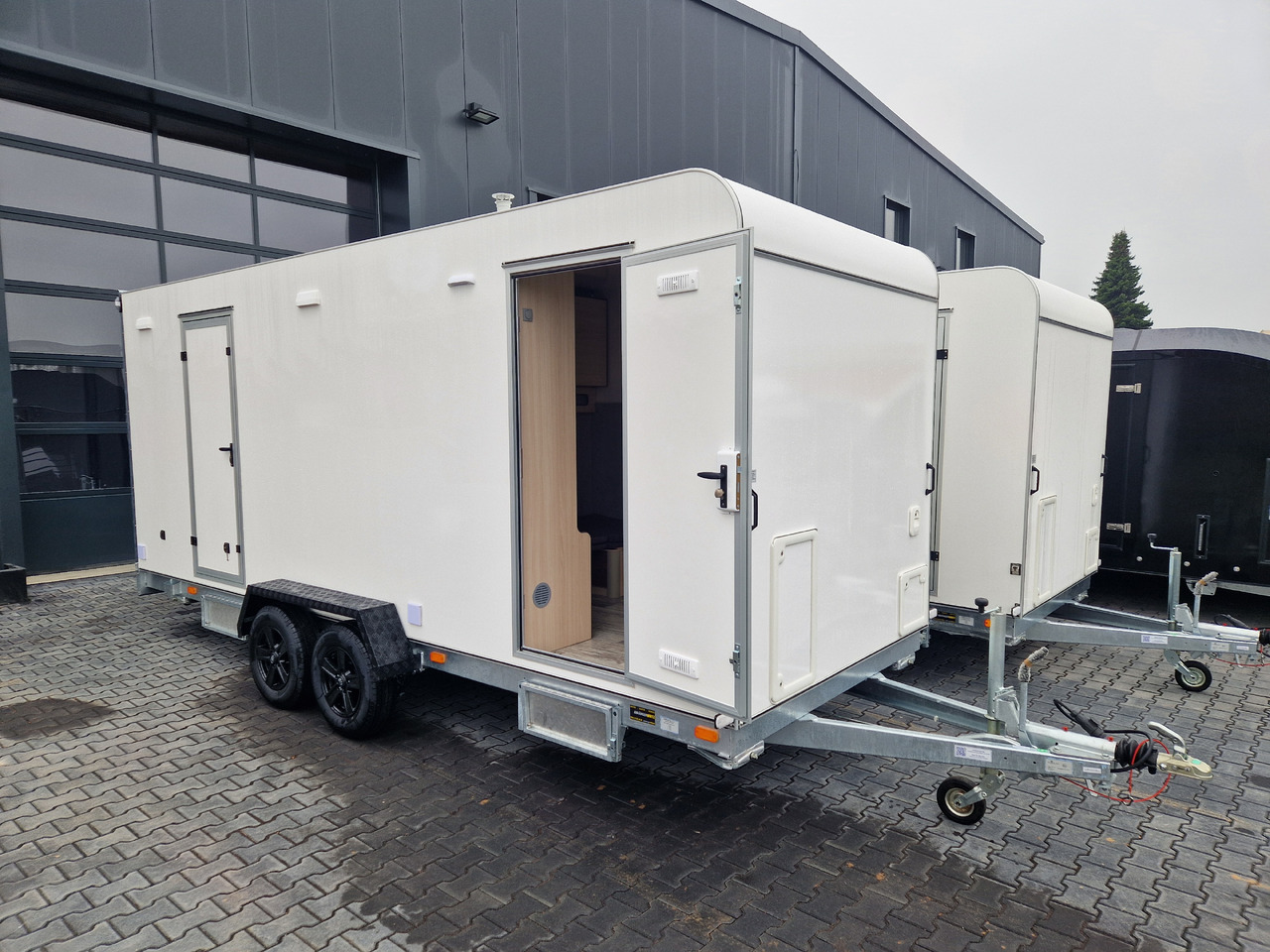 Koffer Sport Camp TFS 550.01 550x200x210cm Laderaum ST & Wohnabteil 2700kg - Камп приколка: слика 3 Koffer Sport Camp TFS 550.01 550x200x210cm Laderaum ST & Wohnabteil 2700kg - Камп приколка: слика 3