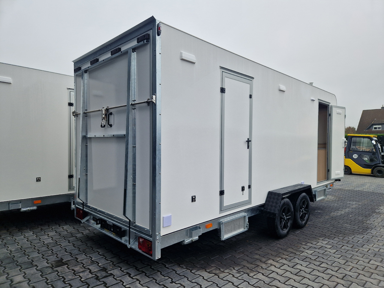 Koffer Sport Camp TFS 550.01 550x200x210cm Laderaum ST & Wohnabteil 2700kg - Камп приколка: слика 4 Koffer Sport Camp TFS 550.01 550x200x210cm Laderaum ST & Wohnabteil 2700kg - Камп приколка: слика 4