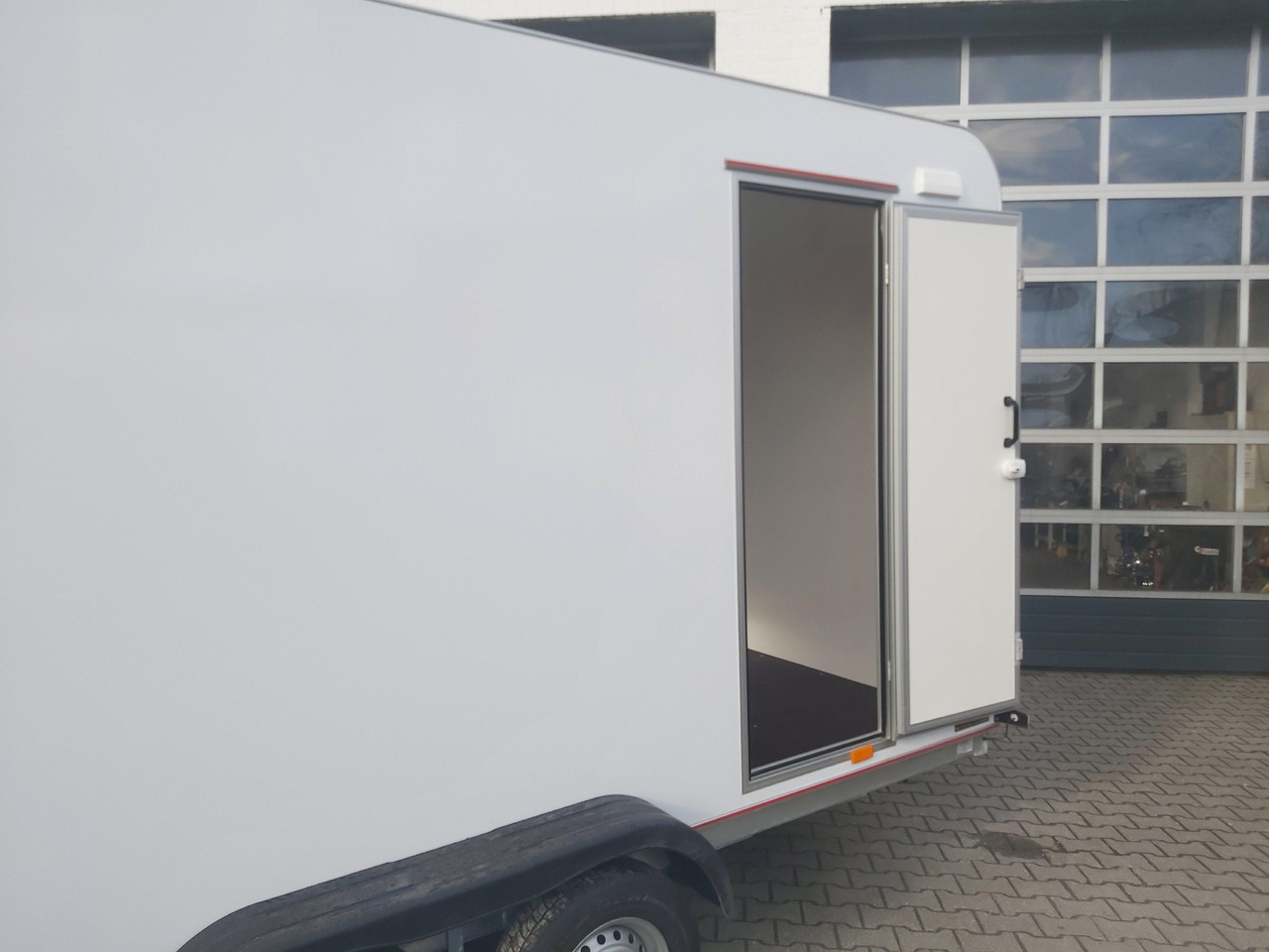 Koffer TFS 420T.01 2700 420x200x210cm aero Heckrampe Seitentür Licht (XL) 100km/H 2700kg Modell 2024 - Приколка сандучар: слика 4 Koffer TFS 420T.01 2700 420x200x210cm aero Heckrampe Seitentür Licht (XL) 100km/H 2700kg Modell 2024 - Приколка сандучар: слика 4