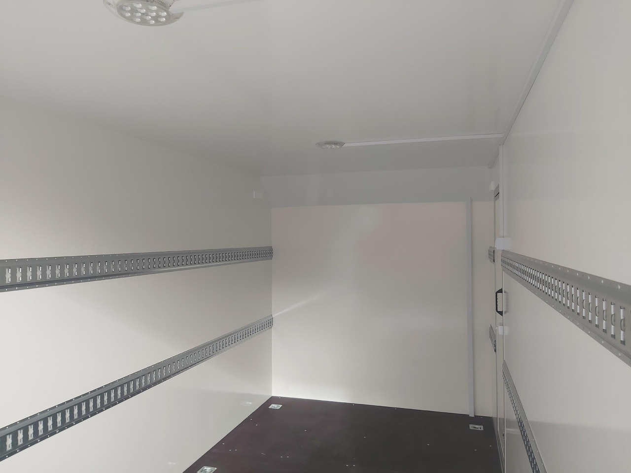 Koffer TFS 420T.01 2700 420x200x210cm aero Heckrampe Seitentür Licht (XL) 100km/H 2700kg Modell 2024 - Приколка сандучар: слика 5 Koffer TFS 420T.01 2700 420x200x210cm aero Heckrampe Seitentür Licht (XL) 100km/H 2700kg Modell 2024 - Приколка сандучар: слика 5