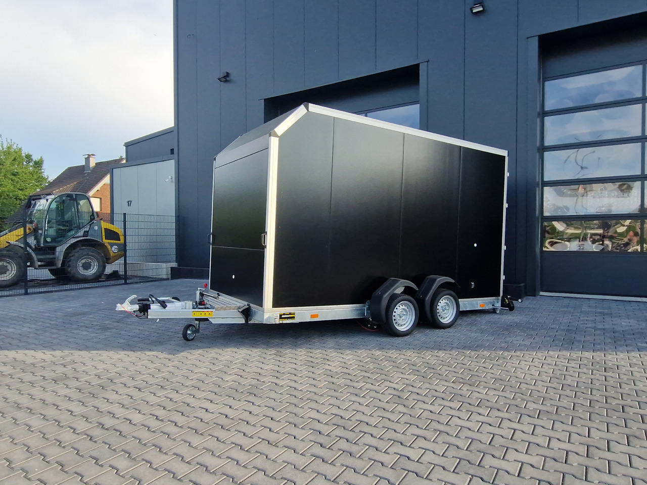 Kofferanhänger EasyLift L+ 3500 350x163x230cm black aerodynamisch 3500kg - Приколка за градежни машини: слика 2 Kofferanhänger EasyLift L+ 3500 350x163x230cm black aerodynamisch 3500kg - Приколка за градежни машини: слика 2