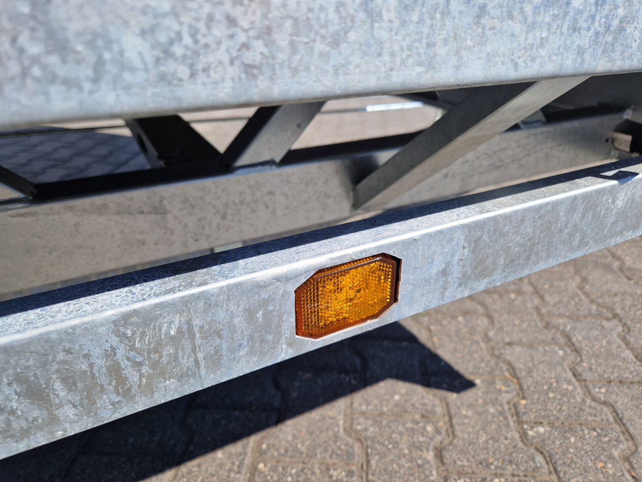 MEDAX - 2 3500 502x223x30cm Tandem 12" niedrig Fahrrgestell (XXL) 3500kg - Приколка платформа: слика 2 MEDAX - 2 3500 502x223x30cm Tandem 12" niedrig Fahrrgestell (XXL) 3500kg - Приколка платформа: слика 2