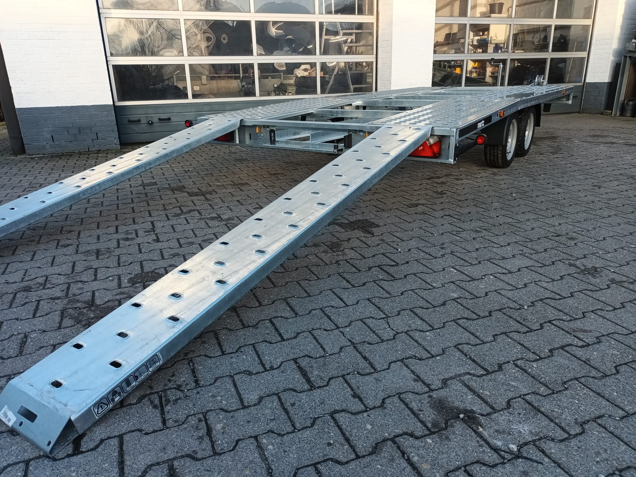 Martz GT UNIDECK PLUS 450/2 S 2,7T Lohr Stahl Fahrschienen Winde 13" 2700kg - Автотранспортна приколка: слика 1 Martz GT UNIDECK PLUS 450/2 S 2,7T Lohr Stahl Fahrschienen Winde 13" 2700kg - Автотранспортна приколка: слика 1