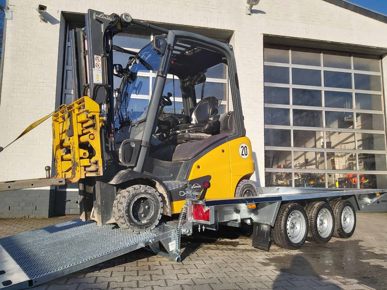 Martz Maschinentransporter BUILDER XL Bau-3 3500/3 400x180x30cm Auffahrklappe Tridem (XL) 3500kg - Приколка за градежни машини: слика 1 Martz Maschinentransporter BUILDER XL Bau-3 3500/3 400x180x30cm Auffahrklappe Tridem (XL) 3500kg - Приколка за градежни машини: слика 1