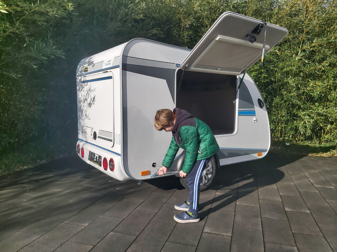 Камп приколка Mini Camper Mini Tommy TMC25 252x140x121cm aero V1 Küche 12V/230V 100km/H 750kg gebremst Modell 24: слика 11