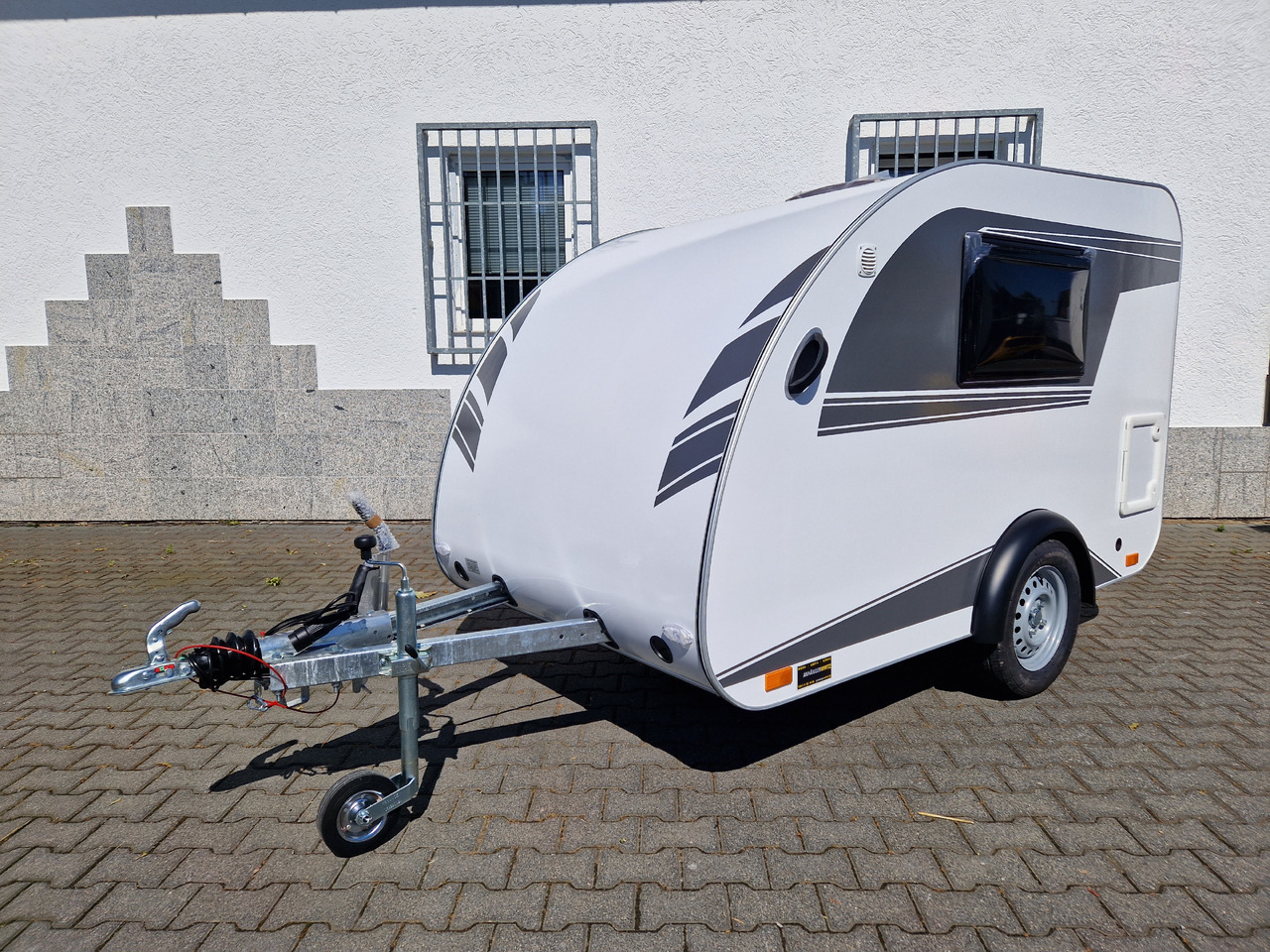 Камп приколка Mini Camper Mini Tommy TMC25 252x140x121cm aero V1 Küche 12V/230V 100km/H 750kg gebremst Modell 24: слика 24