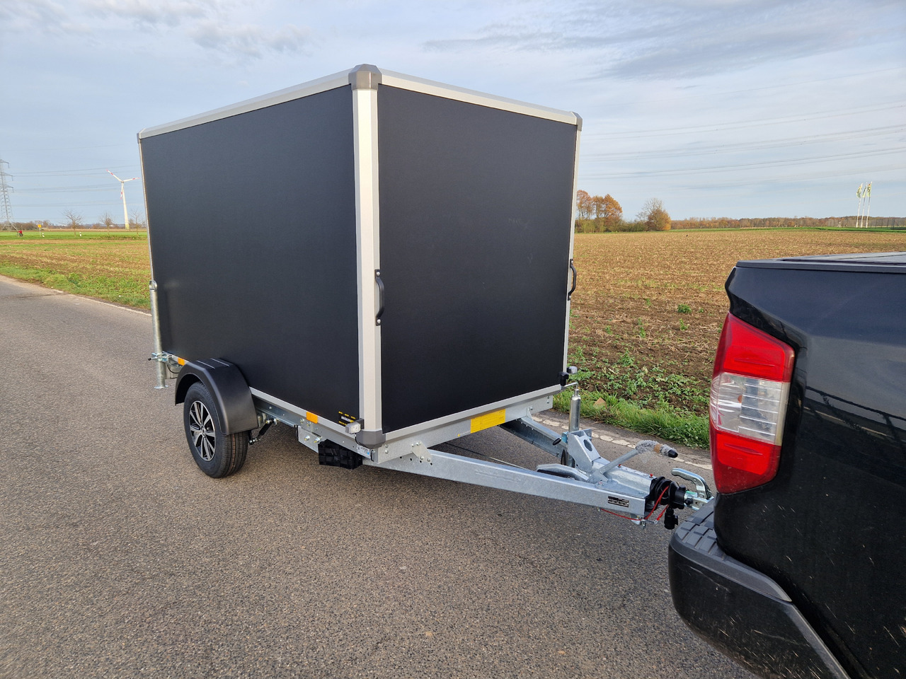Variant C1315 C2 Edition black 258x148x157cm Alufelgen darkline 1350kg 100km/H 2024 black deal - Приколка сандучар: слика 3 Variant C1315 C2 Edition black 258x148x157cm Alufelgen darkline 1350kg 100km/H 2024 black deal - Приколка сандучар: слика 3
