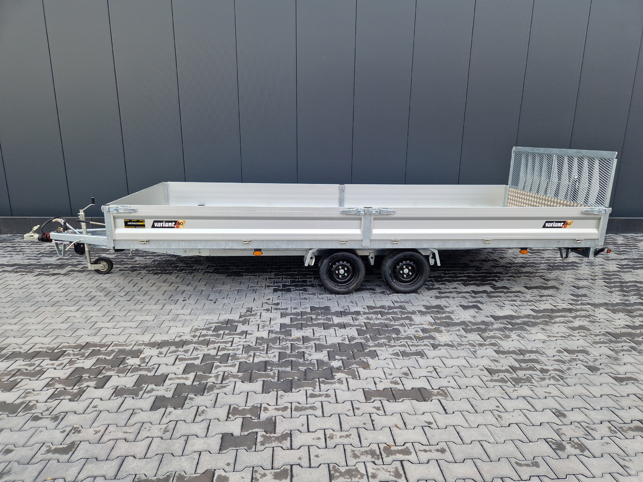 Variant Maschinentransporter 3552 UX Maxi Load 520x210x30cm Tandem Parabelfederung LED 3500kg - Приколка за градежни машини: слика 2 Variant Maschinentransporter 3552 UX Maxi Load 520x210x30cm Tandem Parabelfederung LED 3500kg - Приколка за градежни машини: слика 2