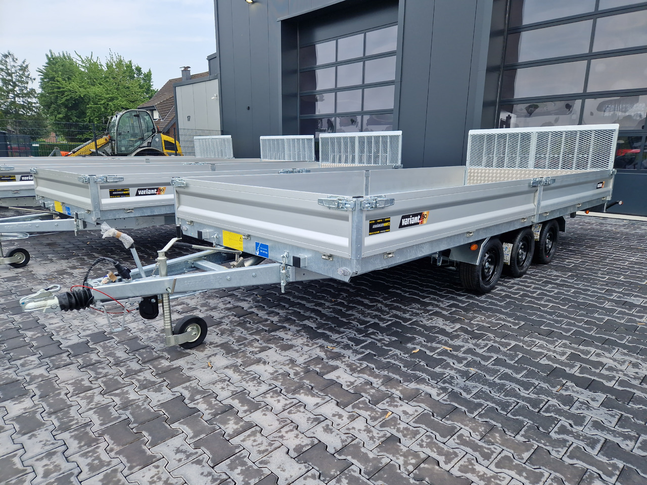 Variant Maschinentransporter 3553 UX Maxi LOAD blackline LED Tridem Parabel 3500kg - Приколка за градежни машини: слика 1 Variant Maschinentransporter 3553 UX Maxi LOAD blackline LED Tridem Parabel 3500kg - Приколка за градежни машини: слика 1