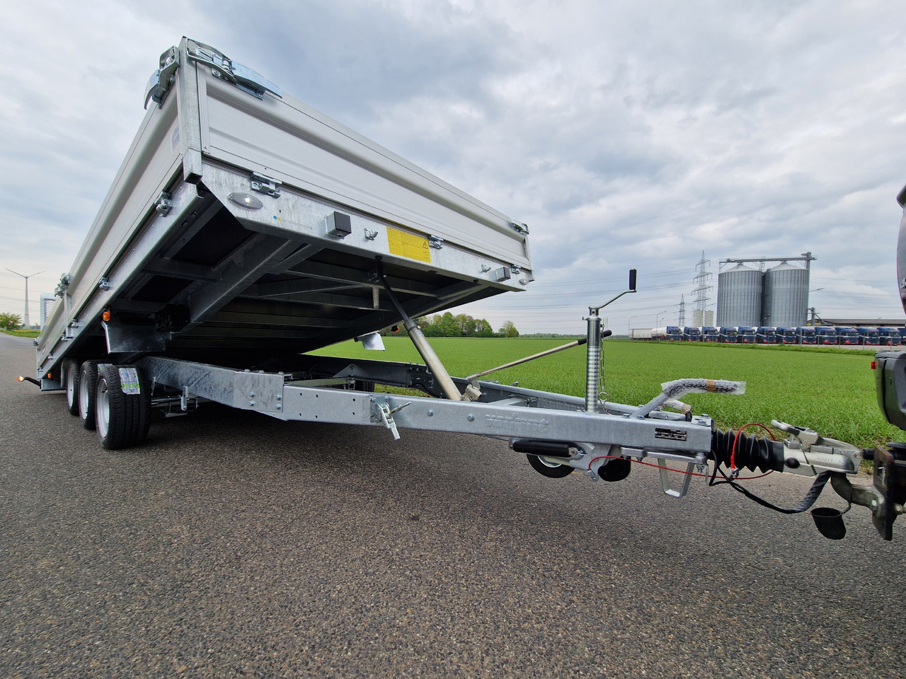 Variant Maschinentransporter 3553 UX Maxi Load LED Tridem Parabelfeder 3500kg Modell 2024 - Кипер приколка: слика 2 Variant Maschinentransporter 3553 UX Maxi Load LED Tridem Parabelfeder 3500kg Modell 2024 - Кипер приколка: слика 2