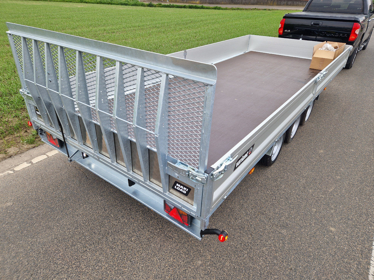 Variant Maschinentransporter 3553 UX Maxi Load LED Tridem Parabelfeder 3500kg Modell 2024 - Кипер приколка: слика 5 Variant Maschinentransporter 3553 UX Maxi Load LED Tridem Parabelfeder 3500kg Modell 2024 - Кипер приколка: слика 5