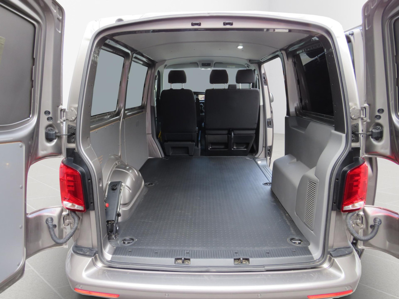 VOLKSWAGEN T6.1 Transporter Trendline 2.0 TDI Kasten Euro6 ZV - Мало комбе: слика 4 VOLKSWAGEN T6.1 Transporter Trendline 2.0 TDI Kasten Euro6 ZV - Мало комбе: слика 4
