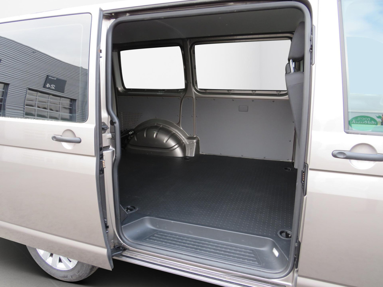 VOLKSWAGEN T6.1 Transporter Trendline 2.0 TDI Kasten Euro6 ZV - Мало комбе: слика 3 VOLKSWAGEN T6.1 Transporter Trendline 2.0 TDI Kasten Euro6 ZV - Мало комбе: слика 3