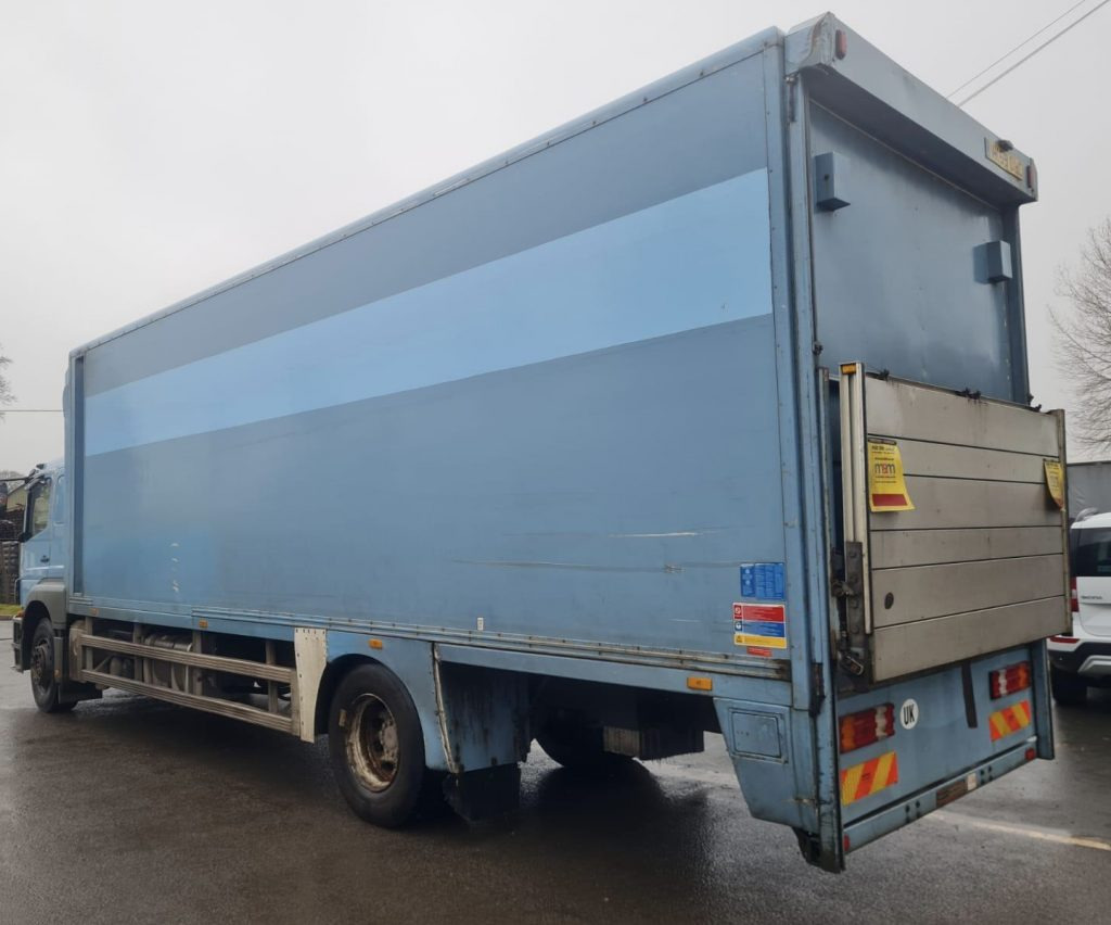 Mercedes 1824 - Комбе фургон: слика 4 Mercedes 1824 - Комбе фургон: слика 4