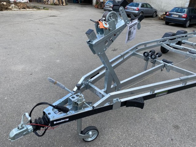 Brenderup Premium Bootsanhänger 242000TB SR mit Superrollen, 2,0 to. 7,2m/ 24 Fuß - Приколка за чамец: слика 2 Brenderup Premium Bootsanhänger 242000TB SR mit Superrollen, 2,0 to. 7,2m/ 24 Fuß - Приколка за чамец: слика 2