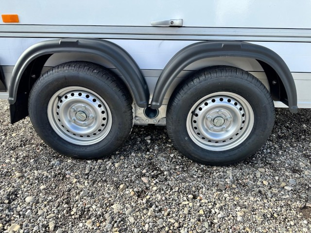 Cheval Liberte Debon Roadster 500 Sandwich Verkaufsklappe 2600 kg, 100 km/h, 320x167x200cm - Приколка сандучар: слика 4 Cheval Liberte Debon Roadster 500 Sandwich Verkaufsklappe 2600 kg, 100 km/h, 320x167x200cm - Приколка сандучар: слика 4