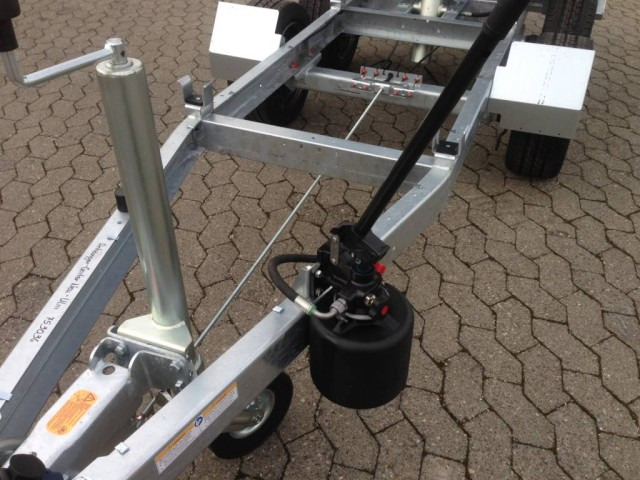 Humbaur HUK 273117 Heckkipper 2,7 t. 3140 x 1750 x 300 mm, E-Pumpe - Кипер приколка: слика 4 Humbaur HUK 273117 Heckkipper 2,7 t. 3140 x 1750 x 300 mm, E-Pumpe - Кипер приколка: слика 4