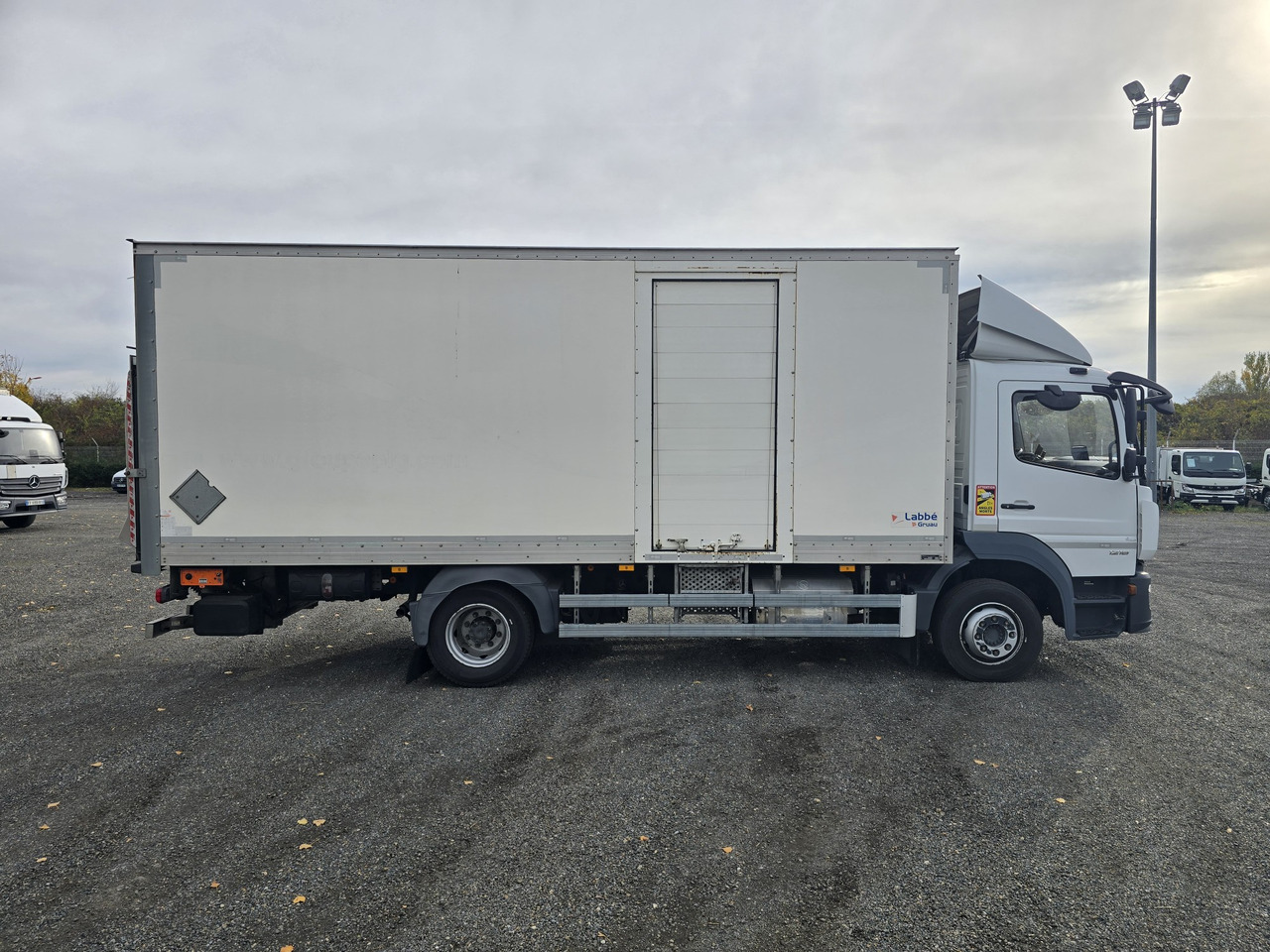 MERCEDES-BENZ Atego 1218 - Box - LIFT - SIDE DOOR - ADR - Камион сандучар: слика 3 MERCEDES-BENZ Atego 1218 - Box - LIFT - SIDE DOOR - ADR - Камион сандучар: слика 3