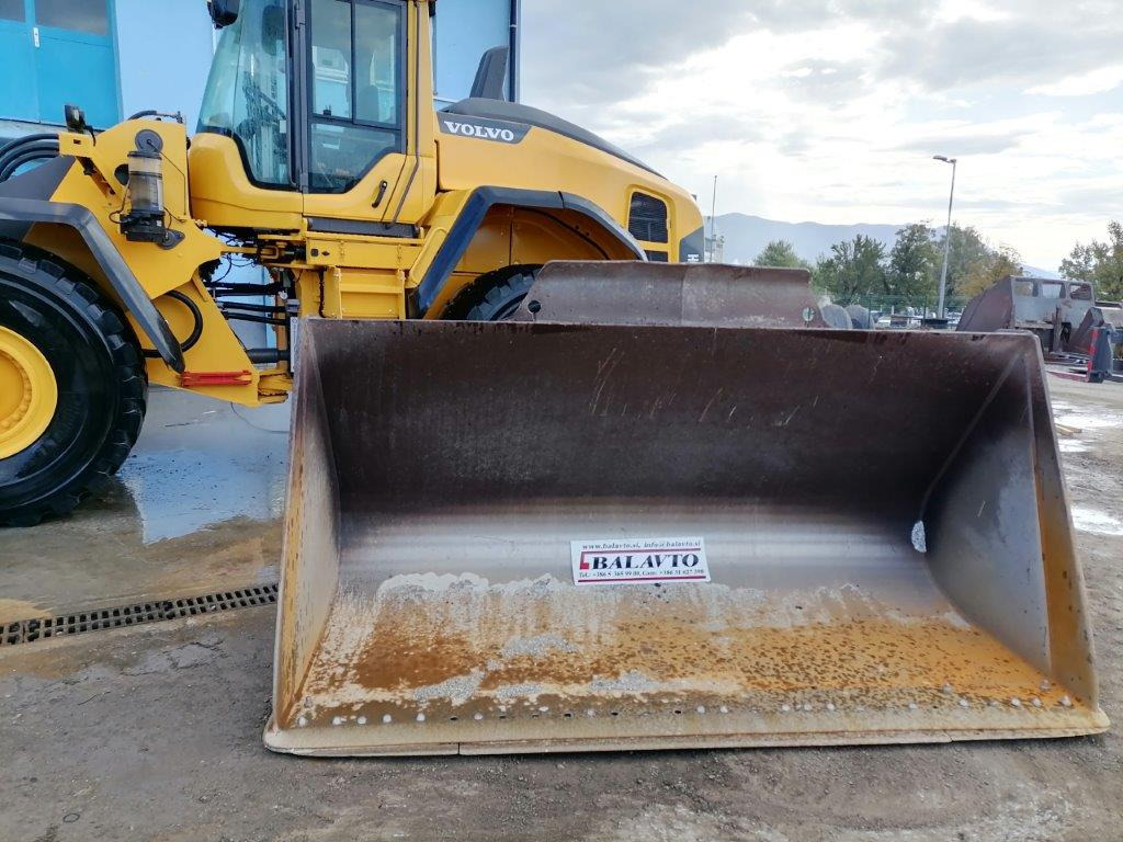VOLVO loader bucket 2800 mm - Корпа за натоварувач за Натоварувач на тркала: слика 1 VOLVO loader bucket 2800 mm - Корпа за натоварувач за Натоварувач на тркала: слика 1