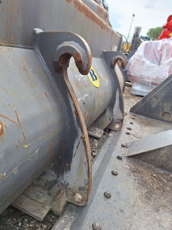 Volvo 93812 loader bucket 2300 mm BOE - Корпа за натоварувач: слика 4 Volvo 93812 loader bucket 2300 mm BOE - Корпа за натоварувач: слика 4