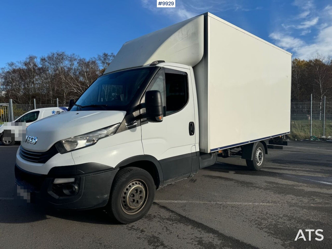 Box Truck Iveco Daily with Tail Lift - Комбе фургон: слика 1 Box Truck Iveco Daily with Tail Lift - Комбе фургон: слика 1
