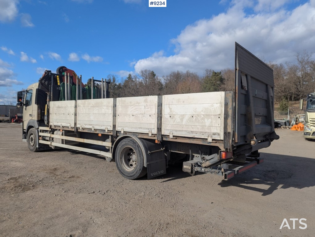 Crane Truck Volvo FM 330 4X2 with tail lift - Камион со платформа, Камион со кран: слика 4 Crane Truck Volvo FM 330 4X2 with tail lift - Камион со платформа, Камион со кран: слика 4