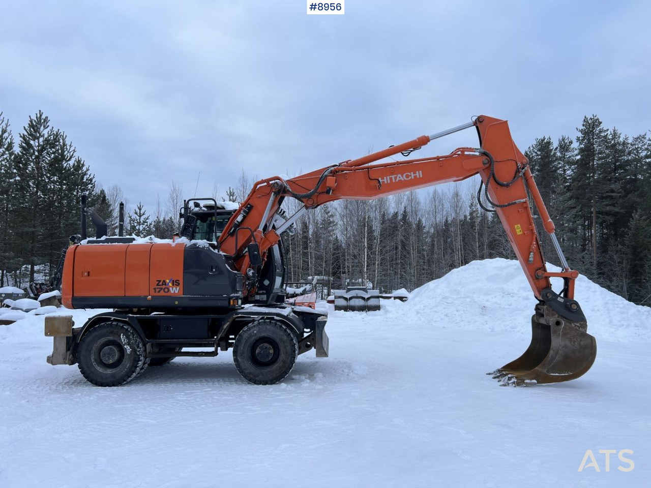 Hitachi ZX 170 W Wheeled excavator with tipper wagon and attachments - Багер на тркала: слика 2 Hitachi ZX 170 W Wheeled excavator with tipper wagon and attachments - Багер на тркала: слика 2