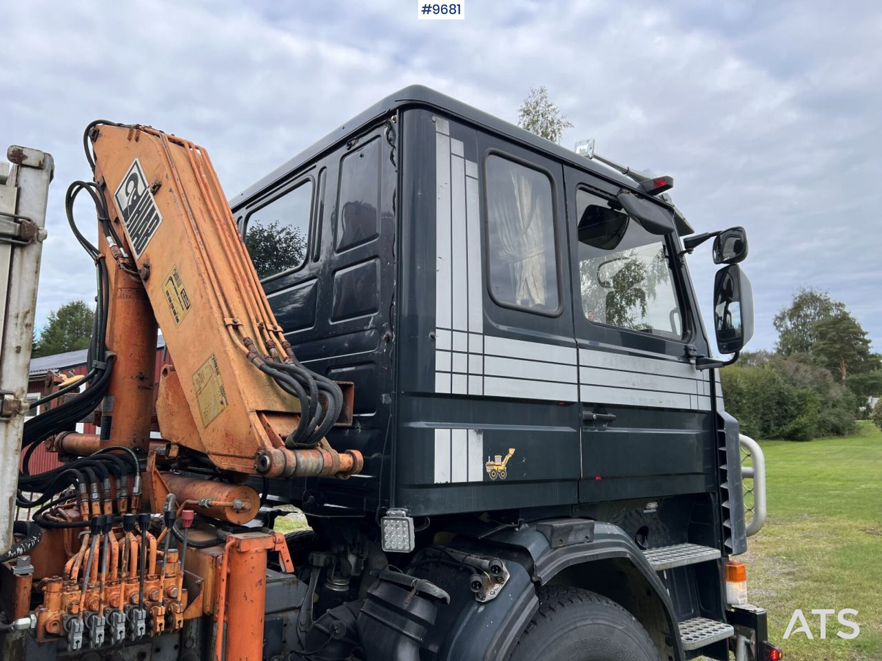 Scania R93 HL 6X2 with Hiab crane and plow mount - Камион со платформа, Камион со кран: слика 4 Scania R93 HL 6X2 with Hiab crane and plow mount - Камион со платформа, Камион со кран: слика 4