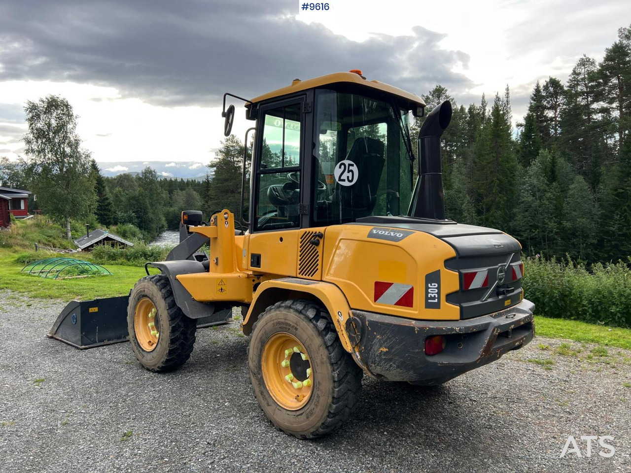 Volvo L30 G Wheel Loader with Attachments (VIDEO) - Натоварувач на тркала: слика 4 Volvo L30 G Wheel Loader with Attachments (VIDEO) - Натоварувач на тркала: слика 4