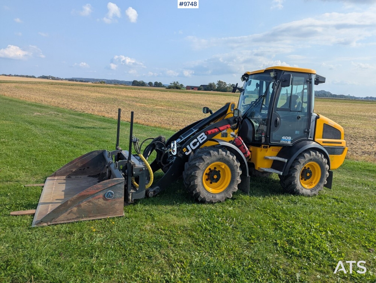 Wheel loader JCB 409 Stage V Nordic Edition 40km/h with attachments - Натоварувач на тркала: слика 1 Wheel loader JCB 409 Stage V Nordic Edition 40km/h with attachments - Натоварувач на тркала: слика 1
