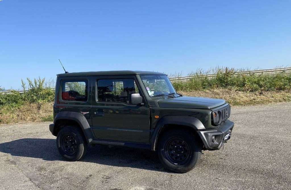 Suzuki JIMNY 1.5i 102/AllGrip endommagé - Автомобил: слика 3 Suzuki JIMNY 1.5i 102/AllGrip endommagé - Автомобил: слика 3