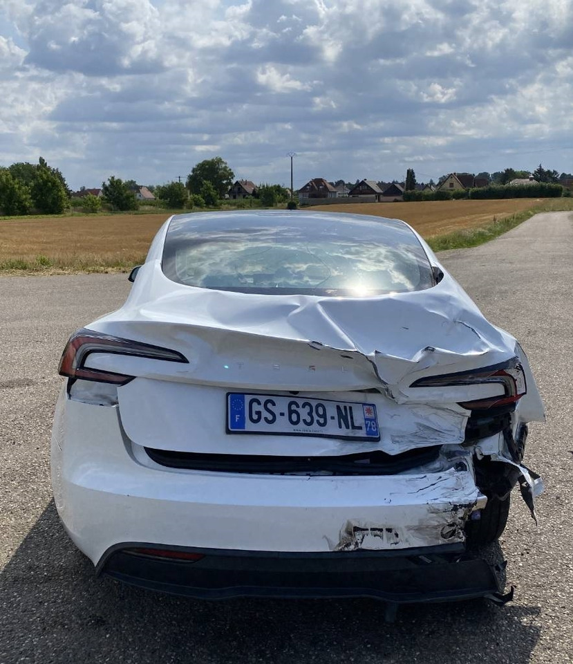 Tesla MODEL 3 5YJ3 Carte Grise Française endommagée - Автомобил: слика 5 Tesla MODEL 3 5YJ3 Carte Grise Française endommagée - Автомобил: слика 5