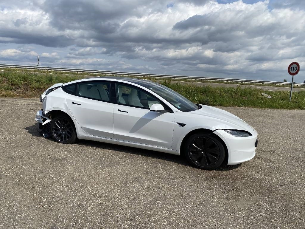 Tesla MODEL 3 5YJ3 Carte Grise Française endommagée - Автомобил: слика 3 Tesla MODEL 3 5YJ3 Carte Grise Française endommagée - Автомобил: слика 3