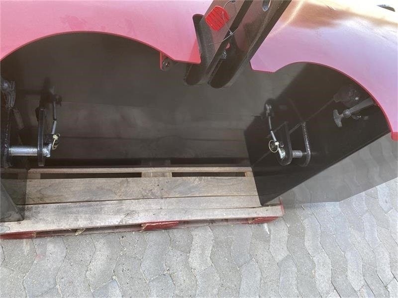 Case IH Frontvægtklods 1800 kg med lys - Противтежа: слика 3 Case IH Frontvægtklods 1800 kg med lys - Противтежа: слика 3