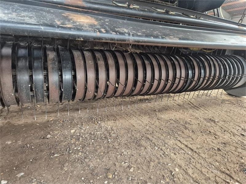 New Holland BR7070 med rotorsnitter Snitter - Балирка за тркалезни бали: слика 4 New Holland BR7070 med rotorsnitter Snitter - Балирка за тркалезни бали: слика 4