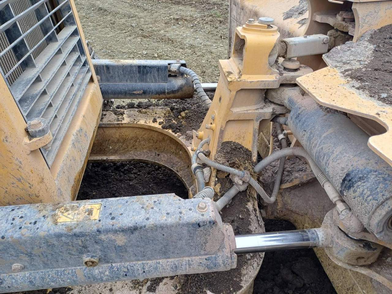 Булдожер CAT D6NXL: слика 16