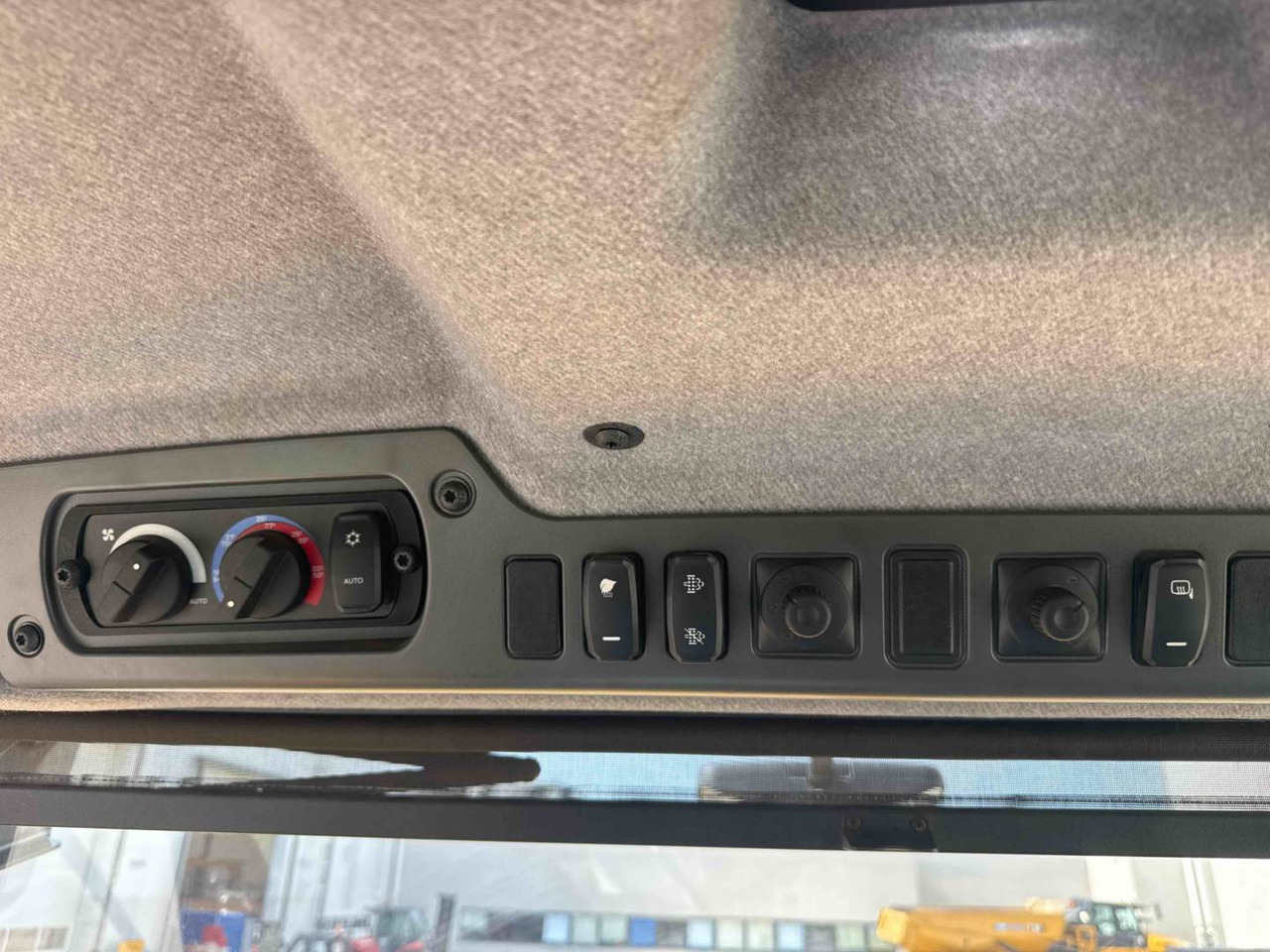 Зглобен истоварувач CAT 730: слика 12