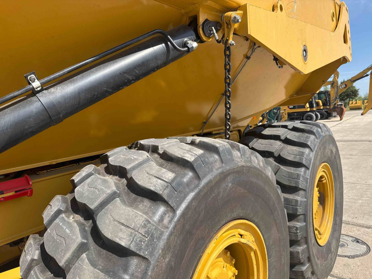 Зглобен истоварувач CAT 730: слика 20