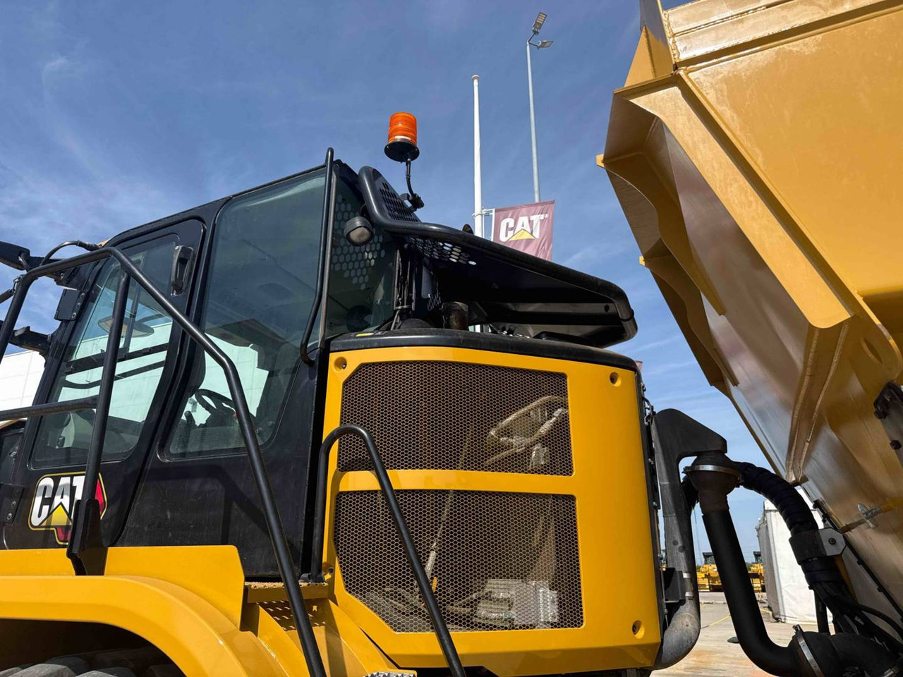 Зглобен истоварувач CAT 730: слика 21