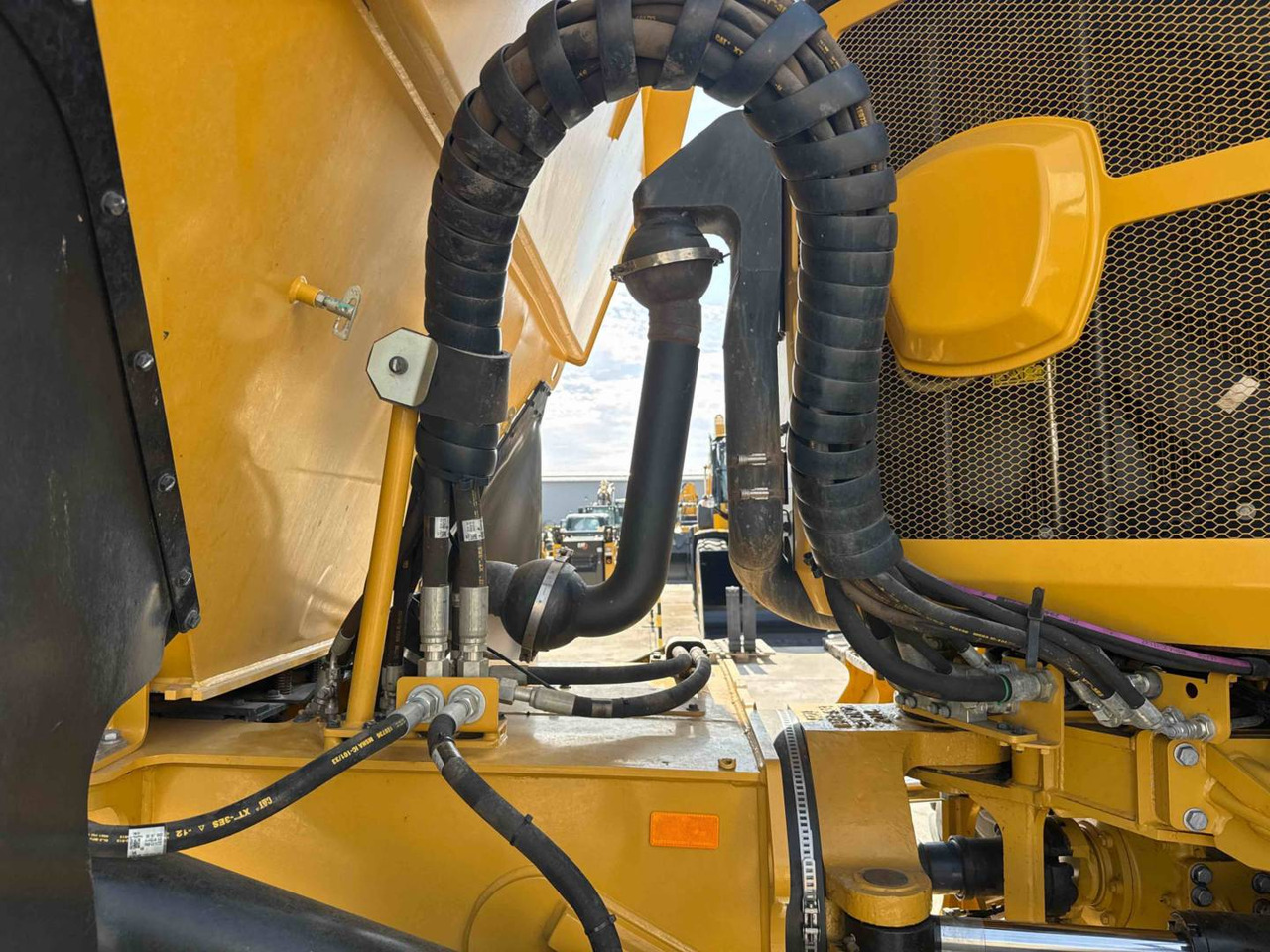 Зглобен истоварувач CAT 730: слика 15