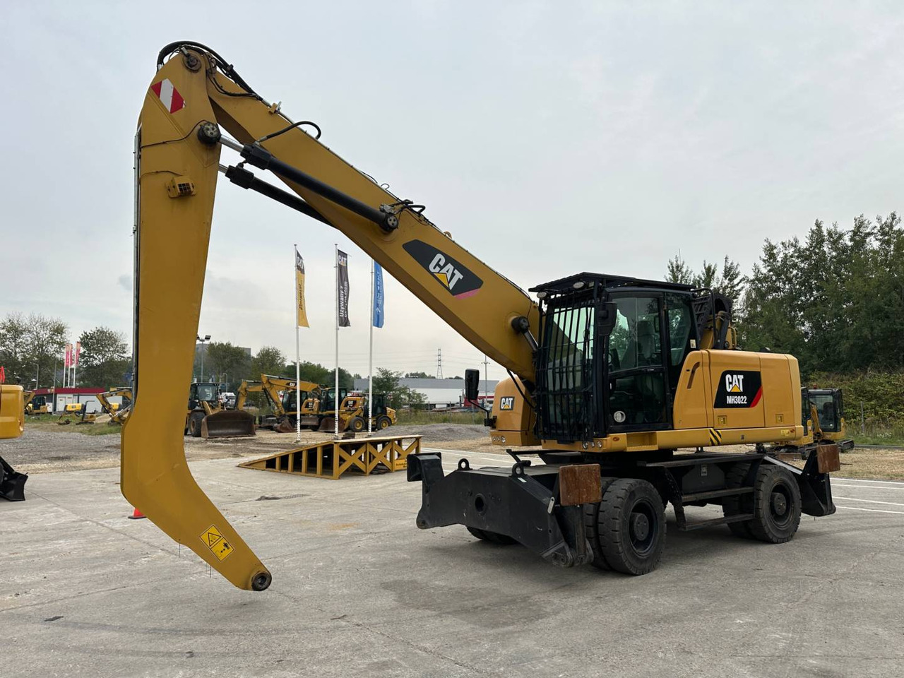CAT MH3022 - Багер на тркала: слика 1 CAT MH3022 - Багер на тркала: слика 1