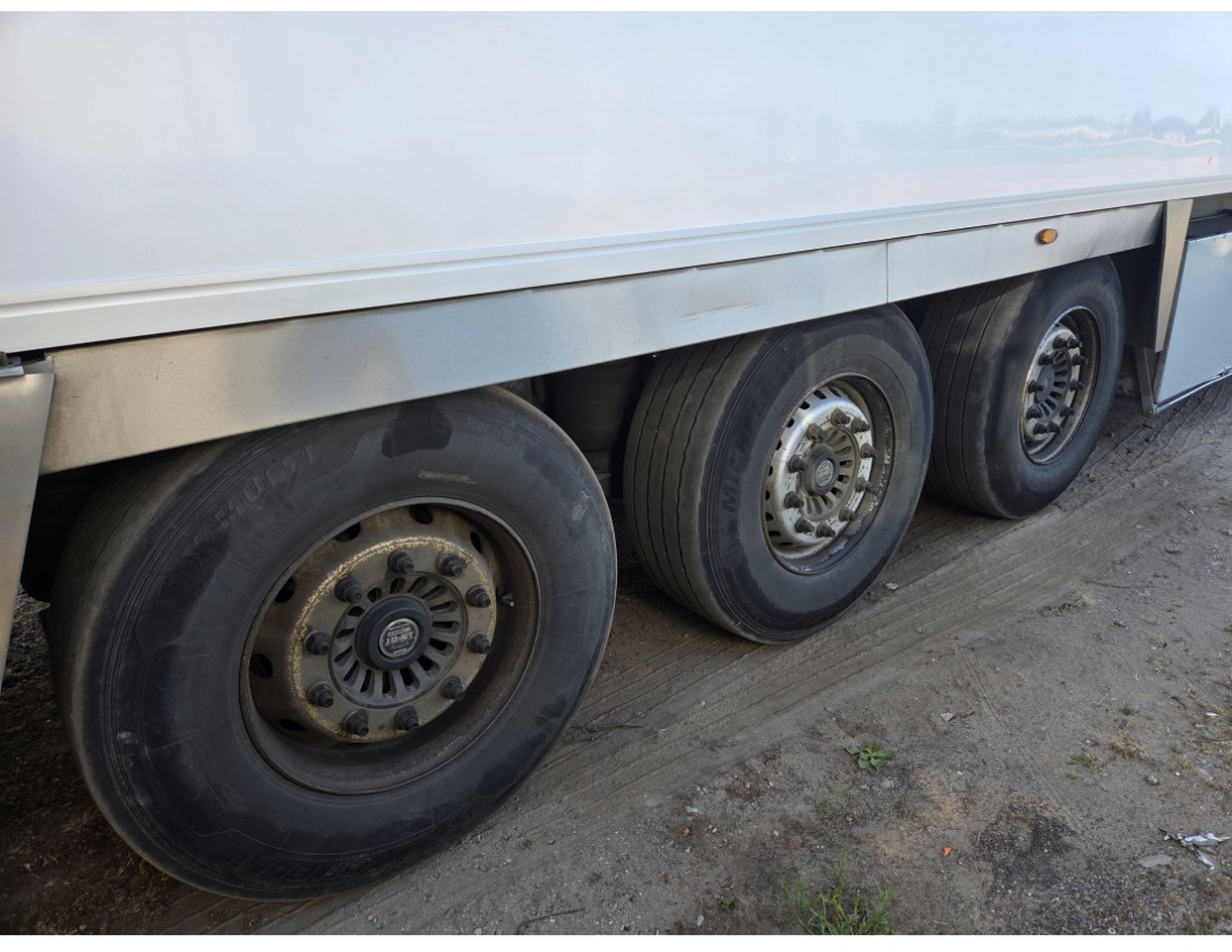 FRUHEAUF FST4 REFRIGERATED SEMITRAILER 3 AXLE MEAT RAILS THERMOKING SLX E 300 30 - Полуприколка ладилник: слика 5 FRUHEAUF FST4 REFRIGERATED SEMITRAILER 3 AXLE MEAT RAILS THERMOKING SLX E 300 30 - Полуприколка ладилник: слика 5