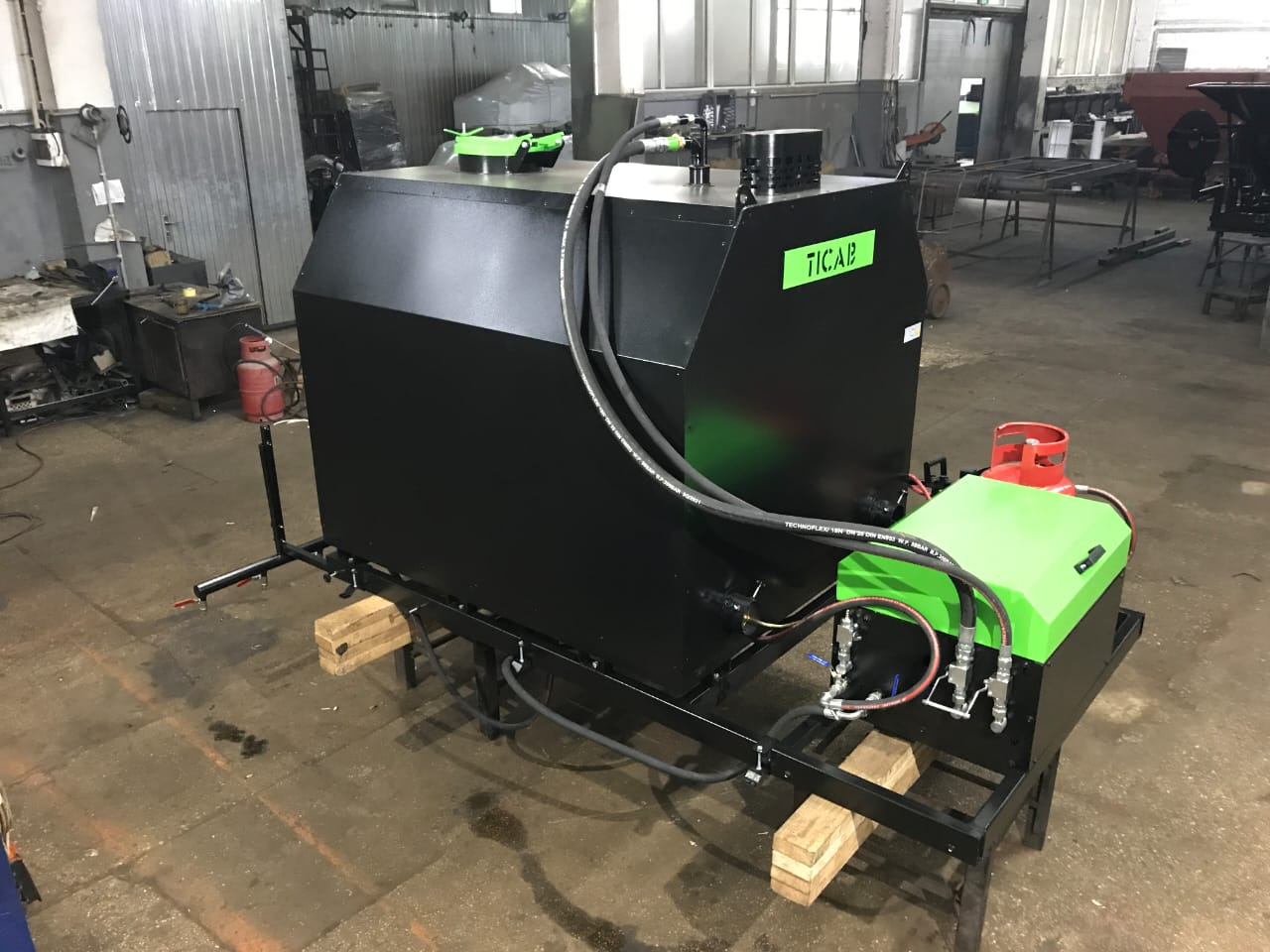 TICAB Manufacturer, Bitumen Sprayer, Asphalt Distributor, 2000L - Прскалка за битуменска емулзија: слика 2 TICAB Manufacturer, Bitumen Sprayer, Asphalt Distributor, 2000L - Прскалка за битуменска емулзија: слика 2