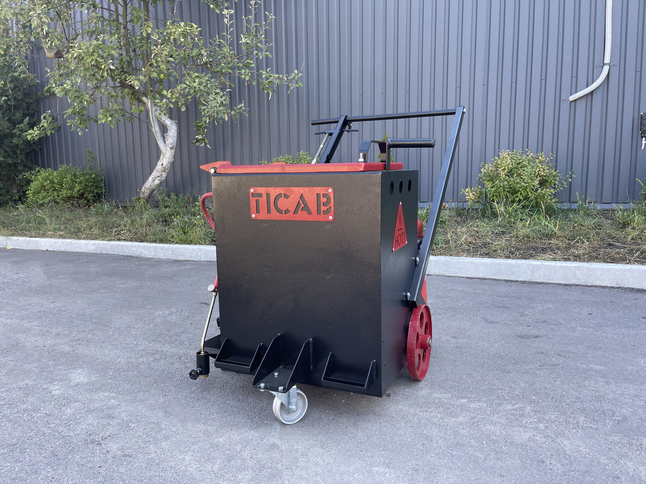 TICAB Mini Crack Sealing Machine , Hand Push Crack Fill Machine, Manufacturer - Прскалка за битуменска емулзија: слика 2 TICAB Mini Crack Sealing Machine , Hand Push Crack Fill Machine, Manufacturer - Прскалка за битуменска емулзија: слика 2