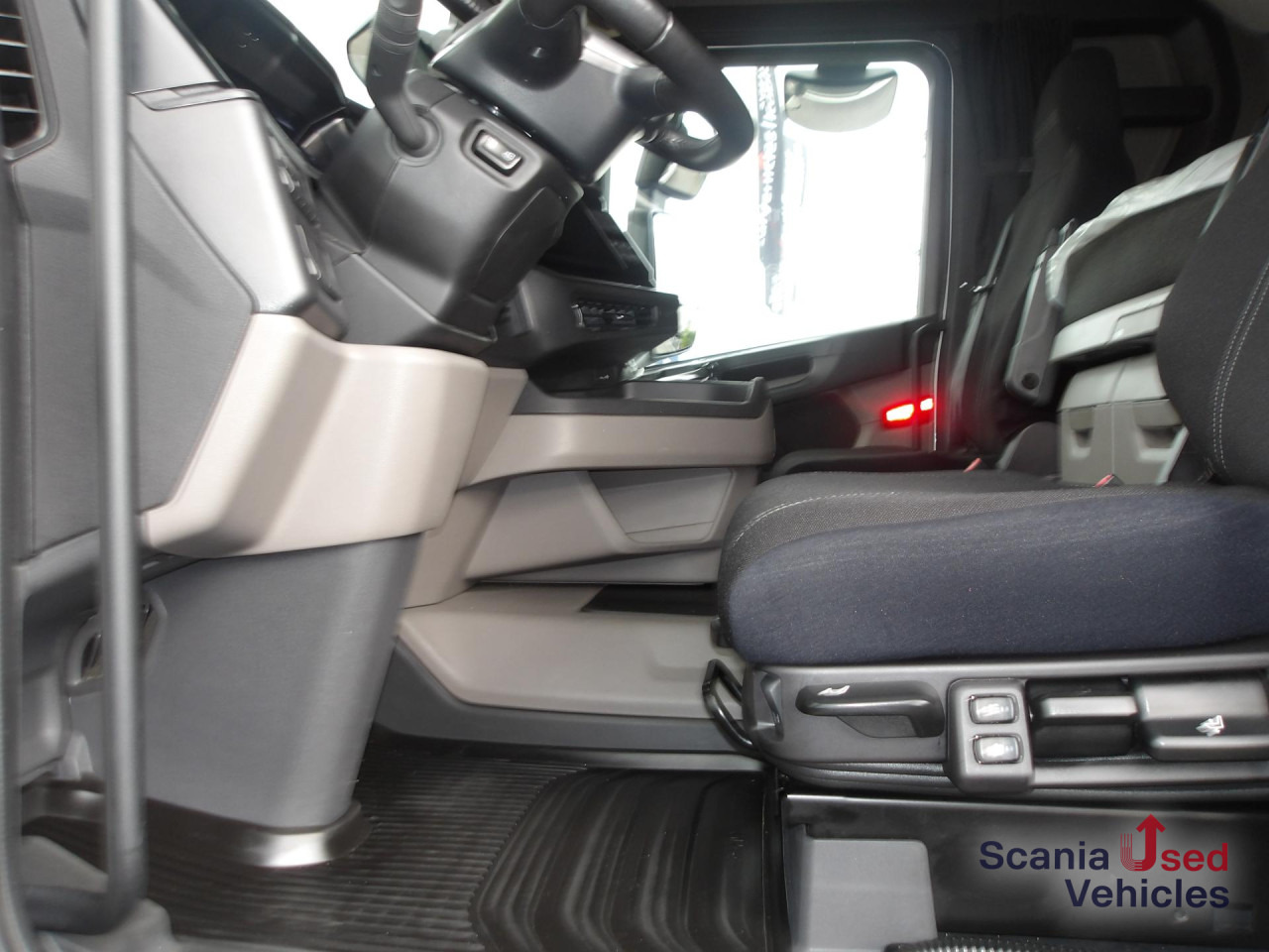 SCANIA R 460 EB - MEGA - HIGHLINE - 2x TANKs - ACC - Камион влекач: слика 2 SCANIA R 460 EB - MEGA - HIGHLINE - 2x TANKs - ACC - Камион влекач: слика 2